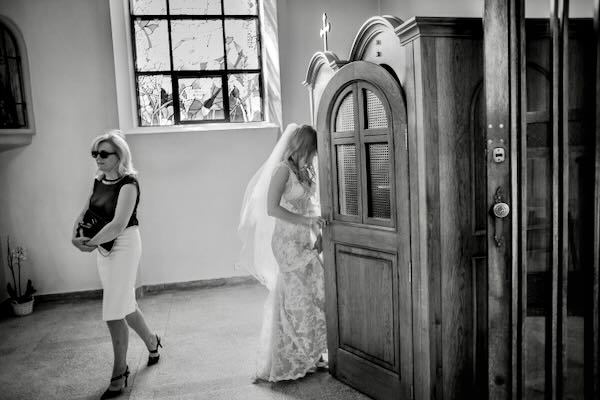 Wzruszające ślubne momenty pełne miłości w apartamencie