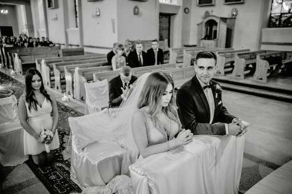 Wzruszające ślubne momenty pełne miłości w plenerze