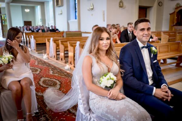 Naturalne piękne kadry z wesela w eleganckiej sali