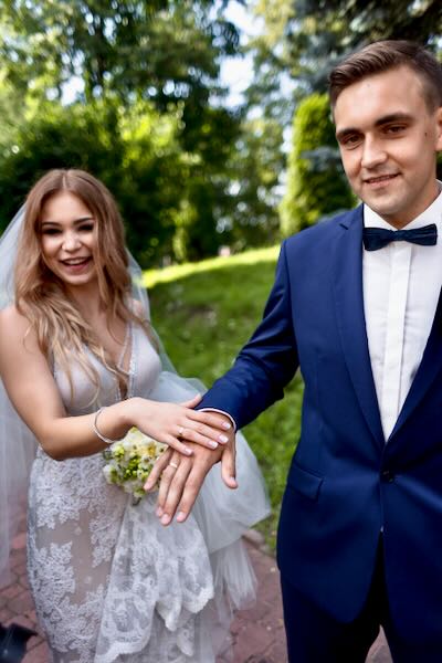 Autentyczne ślubne momenty pełne miłości w drewnianym dworku