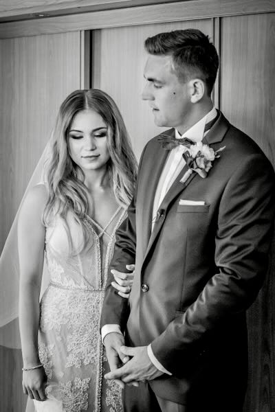 Dynamiczne fotorelacja ze ślubu w eleganckiej sali